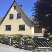 Ferienhaus Klasen، فندق في Kall