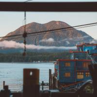 Whalers on the Point Guesthouse: Tofino, Tofino Harbour Seaplane Base - YTP yakınında bir otel