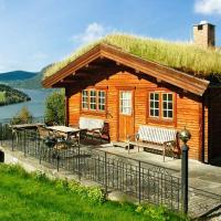 Four-Bedroom Holiday home in Olden 1, hotell i Olden