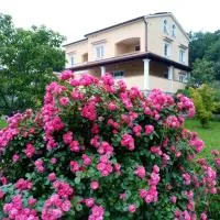 Guesthouse Villa AnnaDora, хотел в Брсеч
