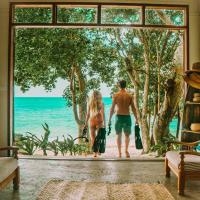 Whispering Palms - Absolute Beachfront Villas, hotel poblíž Emae Airport - EAE, Port Vila