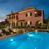 The Four Seasons House City Villa with Pool, hotel em Mantoúkion