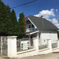 Tassi Halászcsárda-Kárász ház, hotel en Tass