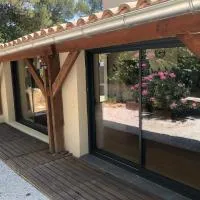 Au cœur de la Pinède de 1 à 4 personnes, hotel em Langlade