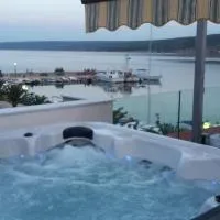 Luxury apartment by the sea with private whirlpool and terrace 50m2, hotel u gradu Posedarje