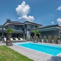 Luxuriöse Penthaus Wohnung، فندق في أنيف