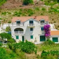 Apartments Renata، فندق في بوتشيتشا