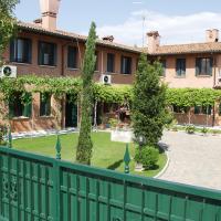 a green fence in front of a building with a courtyard at Dreon B&B, Portogruaro