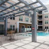 Luxe Apartments at The Domain by WanderJaunt, hotel in Austin