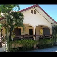 บ้านพักน้องจ็อบ โรงแรมในบ้านพักริมเล