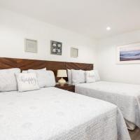 a bedroom with two beds with white sheets at La Casa de Paz Hotel, San Pedro
