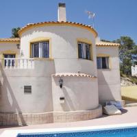 Nice home in Castalla with 3 Bedrooms, Outdoor swimming pool and Swimming pool, hotel en Castalla