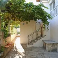 Spacious 4-Bedroom House with Sea Views, hotell i Lumbarda