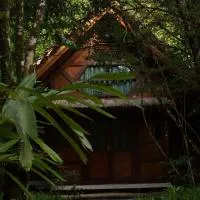 Les Acacias Bungalows، فندق في Manambato