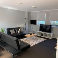 Cozy 3BR Townhouse in Liverpool CBD with parking, hotel in Liverpool