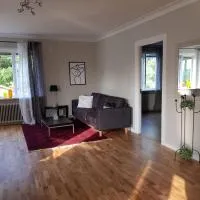 Lovely, spacious apartment with free parking, hotel v destinácii Sandviken
