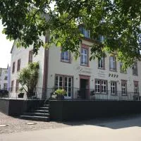 Gästehaus Sektstuuf St. Laurentius, hotel v mestu Leiwen
