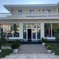 ZISI Hotel & Restaurant, hotel em Ersekë