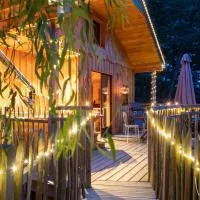 Les Cabanes du Beau Vallon โรงแรมในโพรฟงเดอวีลล์