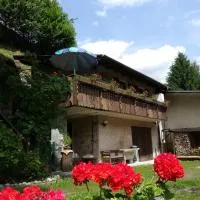 CASETTA INDIPENDENTE NEL VERDE PER 2/3 PERSONE, hotel v destinácii Breguzzo