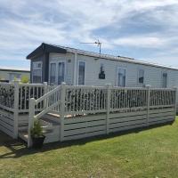 Spacious Holiday Home - Romney Sands, hotel in Littlestone-on-Sea