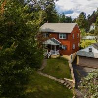 Red brick house, hotel near Doylestown Airport - DYL, Chalfont