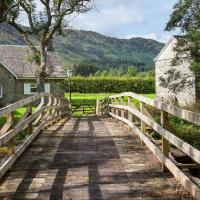 Enchanting,rustic, Dundurn cottage w/stunning views and private river, hotel in Comrie