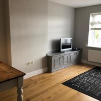MODERN HIGH STREET APARTMENT 2 BEDROOMS, hotel in North Tidworth