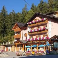 Hotel La Roccia, hotel em Passo del Tonale