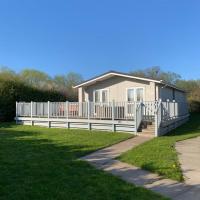 Lodge 29 with Hot Tub and Sauna - R and R Holidays Ltd, hotel in Stretham