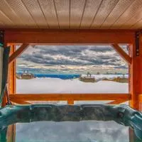 3 BR 3 Bath ski in ski out with private hot tub, hotel i Big White