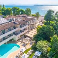 Villa Rosa Hotel Desenzano، فندق في ديسينسانو ديل غاردا