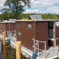 Hausboot Krakow am See Forelle 1 und 2, מלון בקרקוב אם זיי