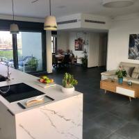 A room in breathtaking new designed penthouse in SE TLV, מלון בתל אביב