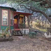 The Victorian Cottage at Creekside Camp & Cabins, hotel in Marble Falls