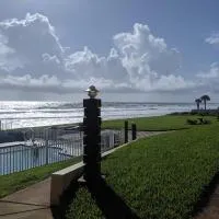 Shoreline Suites & Cabana Cottages – Beachfront，戴通納海灘的飯店