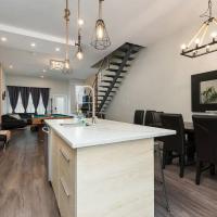 Spacious Townhouse with Rooftop Deck, hotel em Montreal