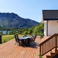 4 star holiday home in Hennes, hotel near Stokmarknes Airport, Skagen - SKN, Hennes