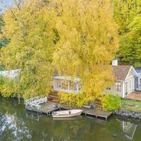 Beautiful home surrounded by nature and water only 20 minutes from city center, hotel in Stockholm