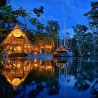 Boatique Hotel and Marina, hotell i Rio Dulce