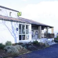LOGIS Hôtel LES 3 MARCHANDS, hotell sihtkohas Bressuire