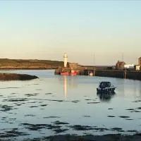 Lovely apartment overlooking the harbour and bay, hotel i Ardglass