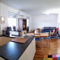 Family-friendly flat with balcony, hotelli Wienissä alueella 11. Simmering