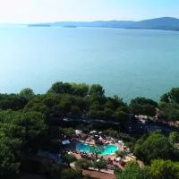 Cerquestra Camping Village, хотел в Monte del Lago