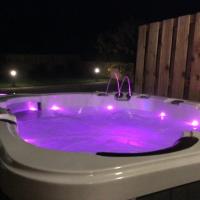 Luxury one bedroomed Cottage with Hot tub, hotel in Staintondale