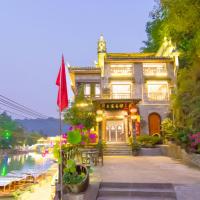 Fenghuang Tujia Ethnic Minority River View Hotel: Fenghuang, Huaihua Zhijiang Airport - HJJ yakınında bir otel