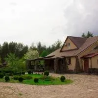 Затишна садиба з озером біля лісу, готель у місті Voropaivka