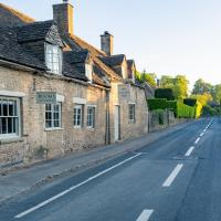 The Village Pub, hotel in Cirencester