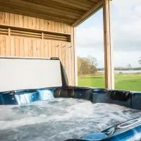 Platinum Lakeside Lodge at Mullans Bay، فندق في Kesh