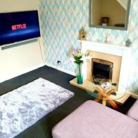 WIRRAL HOME WITH NETFLIX, 60in TV, SUPERFAST WIFI, PARKING, NEAR LPOOL, hotel in Moreton